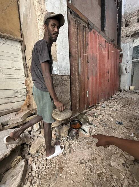 가스 공급이 끊긴 쿠바 아바나의 한 주택에서 한 시민이 나무 땔감으로 불을 피워 요리를 하고 있다. /박국희 특파원