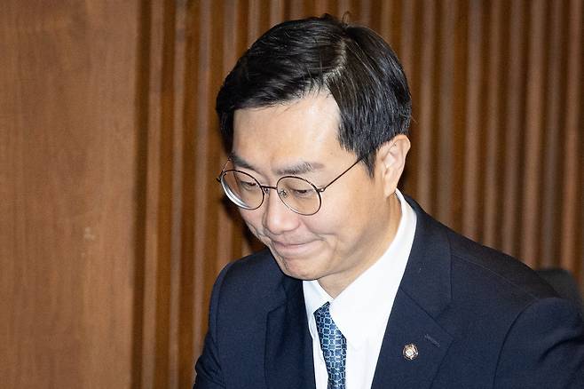 더불어민주당을 탈당한 장경태 의원이 지난 20일 서울 여의도 국회에서 본회의에서 공소청법안(대안)에 대한 무제한토론 종결 동의의 건 표결 후 본회의장을 빠져나가고 있다. /뉴스1