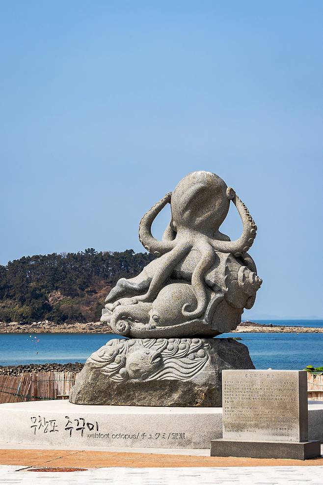 주꾸미는 고둥이나 고둥 껍데기에 숨는 습성을 이용해 잡는다. 고둥에 앉아 있는 형상을 한 무창포 주꾸미 상징 조형물. / 이건송 영상미디어 기자