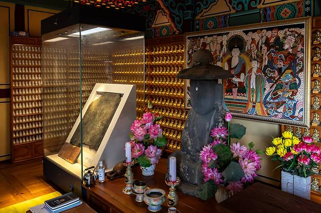 '금강암' 극락전에는 금강암이 왕실 사찰이었음을 알 수 있는 충청남도 유형문화유산인 '비편'과 '석불'이 자리하고 있다. / 이건송 영상미디어 기자