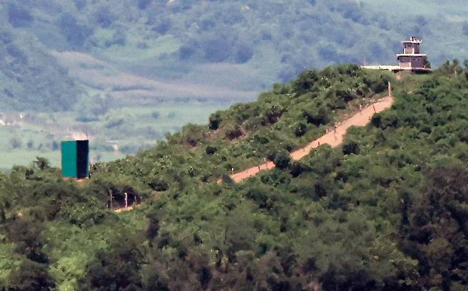 경기도 파주시 접경지역에서 바라본 북한 임진강변 초소에 대남 확성기가 놓여 있다. 2025.8.10 뉴스1