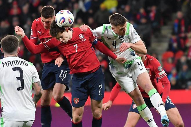 체코 축구대표팀의 라디슬라프 크레이치(7번)가 27일 열린 아일랜드와의 2026 북중미 월드컵 유럽 플레이오프 패스D 준결승에서 공중볼을 다투고 있다. 체코는 이날 연장까지 2-2로 맞선 뒤 승부차기에서 4-3으로 역전승했다. 체코는 4월 1일 덴마크와의 패스D 결승에서 승리하면 6월 12일 한국 축구대표팀과 월드컵 조별리그 첫 경기를 치르게 된다. 프라하=AP 뉴시스
