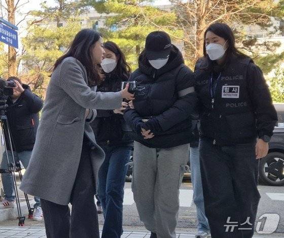 아동학대치사 혐의를 받는 인천 20개월 아이 친모(29)가 구속 전 피의자 심문(영장실질심사)을 받기 위해 인천지법에 출석하고 있다. 인천=뉴스1