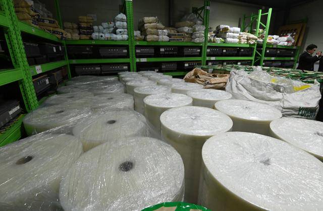 중동 사태 여파로 석유화학 원료인 나프타 수급에 차질이 빚어지고 있는 27일 경기 광주시 한 플라스틱 용기 제조업체에 비닐이 포장돼 있다. 뉴시스
