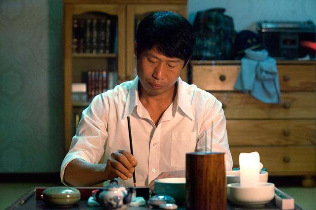 유해진은 영화 '극비수사'(2015)에서 형사를 도와 유괴사건을 해결하는 역술인 김중산을 연기했다. 쇼박스 제공