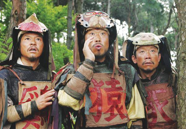 유해진(가운데)은 영화 '왕의 남자'(2005)에서 광대 육갑을 연기하며 관객의 시선을 집중시켰다. 이 역할은 '타짜'(2006) 캐스팅에 영향을 끼쳤다. 시네마서비스 제공