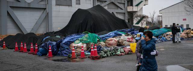 참사로 남편을 떠나보낸 유족 심정덕(68)씨가 2월 27일 전남 무안국제공항 공항소방대 뒤편 야적장에서 기체 잔해물 재조사를 참관하던 중, 유류품과 유해를 확인한 뒤 오열하고 있다. 무안=하상윤 기자