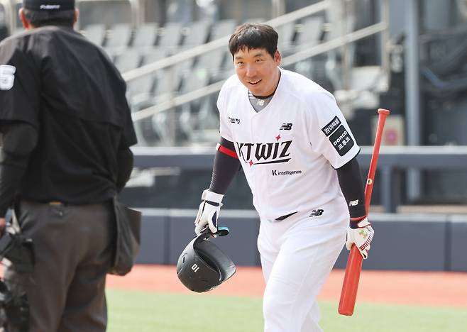 <yonhap photo-9969="">16일 경기도 수원케이티위즈파크에서 열린 프로야구 LG 트윈스와 kt wiz의 시범경기. 1회말 1사 주자 없을 때 KT 김현수가 타석에 들어서고 있다. [사진=연합뉴스]</yonhap>