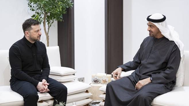 볼로디미르 젤렌스키(왼쪽) 우크라이나 대통령과 셰이크 무함마드 빈 자이드 알나하얀 아랍에미리트(UAE) 대통령 [젤렌스키 대통령 엑스 캡처]