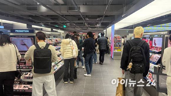 26일 서울 명동 '올리브영 센트럴 명동 타운'이 외국인 고객들로 북적이고 있다. [사진=진광찬 기자]