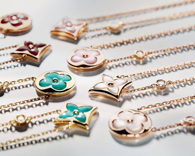 여러가지 유색 스톤, 모노그램 패턴의 다양한 모티브를 사용해 완성되는 컬러 블라썸 파인 주얼리 컬렉션. 사진 루이 비통