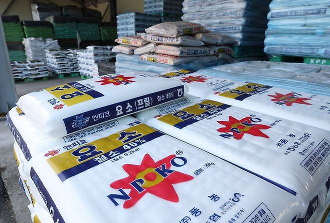 미국과 이란의 전쟁으로 요소와 인산 등의 수급이 어려워지며 화학 비료 가격이 급등하고 있다.   사진은 10일 고양 한 농자재 센터에 요소 비료가 쌓여 있다. 연합뉴스