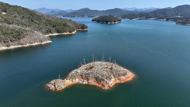 고래섬의 모습이 황량하다.