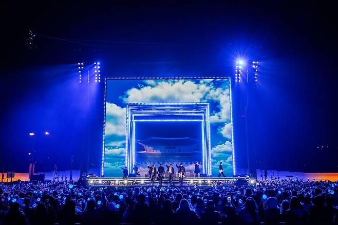 방탄소년단(BTS)이 지난 21일 서울 광화문광장에서 'BTS 컴백 라이브: 아리랑' 발매 기념 컴백 공연을 하고 있다. [사진 빅히트 뮤직·넷플릭스]