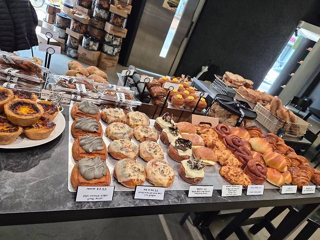 두번째로 방문한 파이가든에서 판매중인 빵들. 진열대 앞에서 어떤 빵을 고를지 잠시 고민하자, 안씨가 대표 메뉴를 콕 집어줬다. 이지영 기자