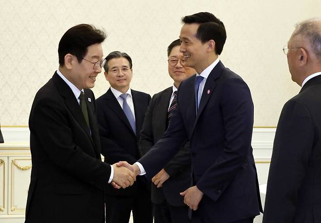 이재명 대통령이 2월 4일 청와대에서 열린 청년일자리와 지방투자 확대를 위한 기업간담회에서 김동관 한화그룹 부회장과 인사하고 있다. 사진=김범준 한국경제신문 기자