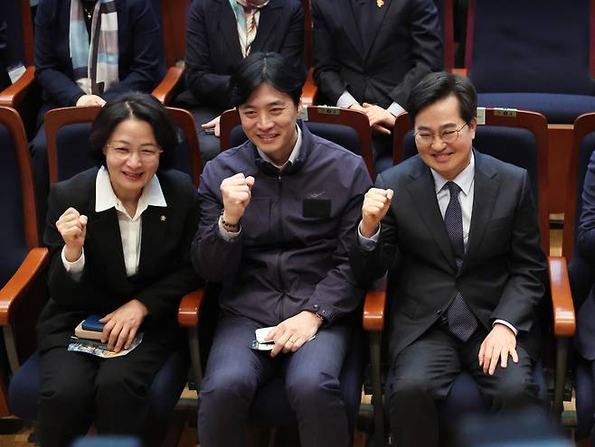 3월 26일 경기 화성시 효행구 수원대학교 벨칸토아트센터에서 열린 ‘제22회 경기도사회복지사대회’에 참석한 추미애·한준호·김동연 민주당 경기도지사 경선 후보가 파이팅을 외치고 있다. /김동연 캠프