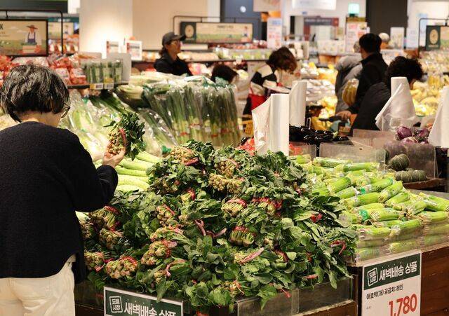 서울의 한 대형마트에서 시민들이 장을 보고 있다. 연합뉴스