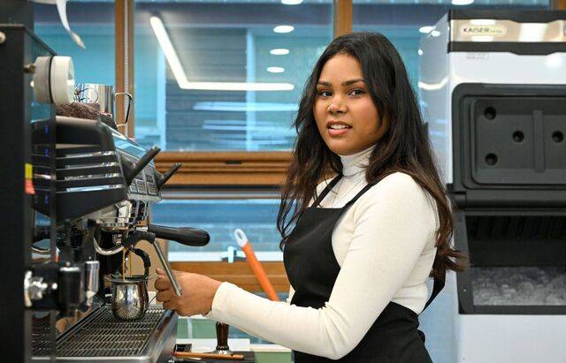 네하는 서울 서초구 서울드림교회 드림센터 식당 옆 카페에서 커피를 내리고 있다. 신석현 포토그래퍼