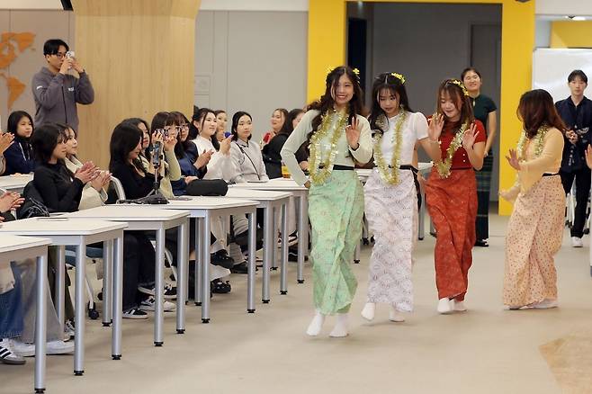 지난달 설 명절을 맞아 계명대에서 외국인 유학생 문화 교류 행사가 진행되고 있는 모습. 계명대 제공