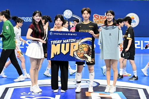 28일 경기 최우수선수에 선정된 부산시설공단 권한나(오른쪽에서 두 번째) / 사진=한국핸드볼연맹 제공