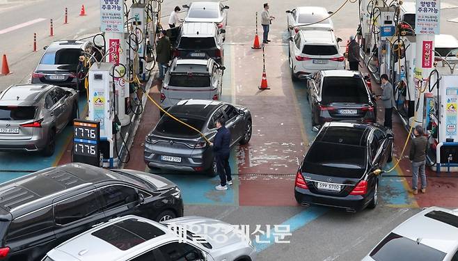 석유 최고가격제가 시행된 첫 주에 전국 주유소 기름값이 하락 전환했다. 한국석유공사 유가정보시스템 오피넷에 따르면 3월 셋째 주(15∼19일) 전국 주유소 휘발유 평균 판매가는 지난주보다 L당 72.3원 내린 1천829.3원이었다. 경유 평균 판매 가격은 전주 대비 96.5원 하락해 1천828.0원을 기록하며 큰 낙폭을 보였다. 
22일 서울의 만남의광장 주유소에 유가 정보가 표시되어 있다 2026.3.22 [한주형기자]