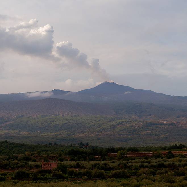 시칠리아의 활화산인 에트나산. 에트나 화산은 지금도 정상에서 지속적으로 연기와 가스가 분출되고 있는 활화산이다. [사진=pietradolce.com]