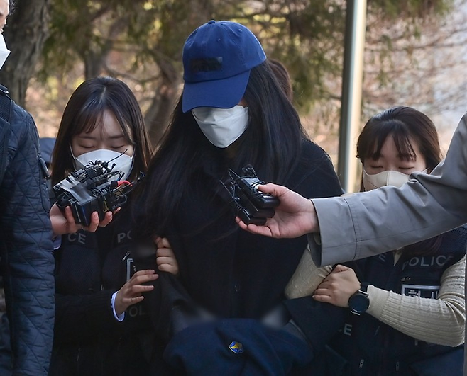 영장실질심사 출석하는 세 살 딸 학대 치사 친모 [연합뉴스]