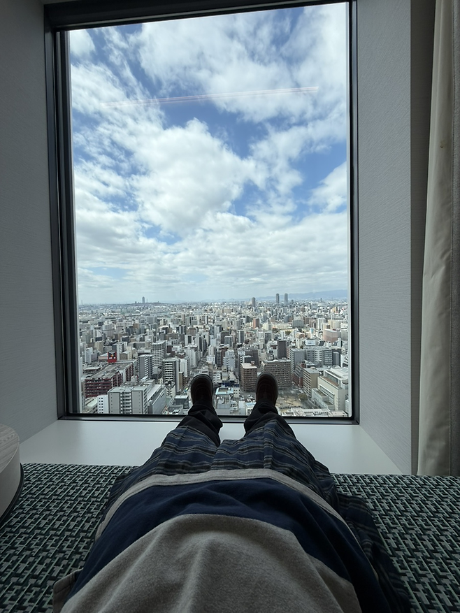 소파 베드에서 다리를 뻗으면 오사카 전경이 내 발 아래 있는 것 같다. /사진= 문서연 여행+ 기자