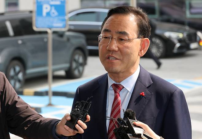 주호영 국회부의장이 지난 27일 서울 양천구 서울남부지방법원에서 자신을  6·3 지방선거 공천에서 배제(컷오프)한 국민의힘 공천관리위원회 결정 효력을 정지해 달라며 낸 가처분 신청 심문에 출석하며 취재진 질문에 답하고 있다. [연합뉴스]