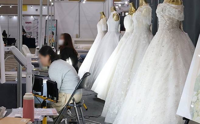 신혼부부의 초기 생활 안정을 지원하기 위한 법안이 국회에서 발의돼 관심이 쏠린다. 사진은 대구 북구 엑스코에서 열린 결혼박람회에 전시된 드레스. (연합뉴스)
