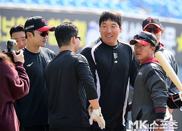 LG 유튜브 포착한 김현수. 사진=천정환 기자