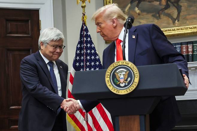 도널드 트럼프 미국 대통령이 2025년 3월 3일(현지시간) 워싱턴 백악관 루즈벨트 룸에서 웨이저자(CC Wei) TSMC 회장 겸 최고경영자(CEO)와 악수하고 있다. /사진=AP/뉴시스