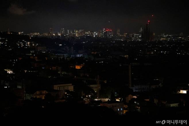 (바르셀로나 AFP=뉴스1) 우동명 기자 = 28일(현지시간) 대규모 정전 사태가 발생한 스페인의 바르셀로나에서 칠흑 같은 어둠 속에 잠긴 도시의 모습이 보인다. 2025.04.29 ⓒ AFP=뉴스1 Copyright (C) 뉴스1. All rights reserved. 무단 전재 및 재배포, AI학습 이용 금지. /사진=(바르셀로나 AFP=뉴스1) 우동명 기자