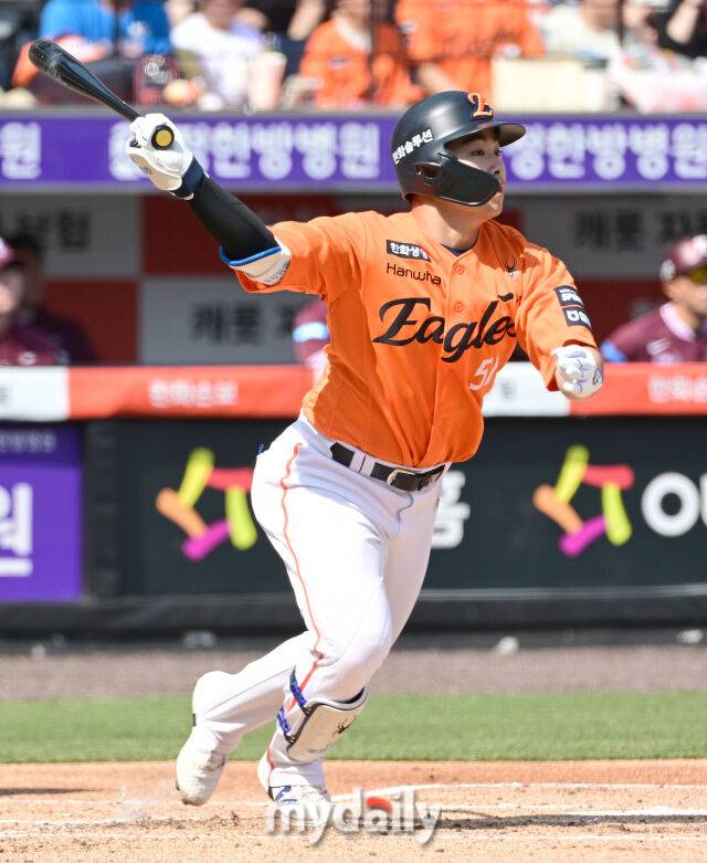 2026년 3월 28일 오후 대전 한화생명볼파크에서 열린 ‘2026 신한 SOL KBO리그' 개막전 키움 히어로즈와 한화 이글스의 경기. 한화 문현빈이 1회말 1사 1루서 2루타를 치고 있다./대전 = 유진형 기자