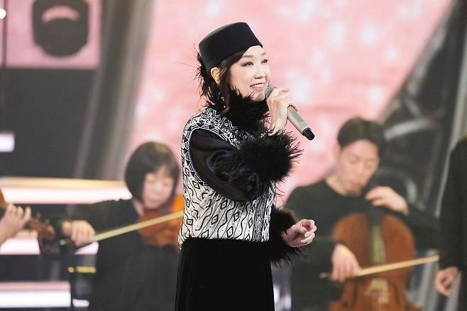 애수는 단순한 슬픔이 아니다. 그것은 지나간 것을 향한 울음이라기보다, 지나간 것이 완전히 사라지지 않았음을 아는 마음에 가깝다. ‘봄이여, 오라’가 부르는 것은 계절의 귀환이 아닌, ‘잊지 않겠다’는 내면의 약속이며, ‘그랜드 부다페스트 호텔’이 남기는 여운 역시 사라진 문명을 재설계하려는 시도가 아닌, 그 희미한 잔광만은 끝까지 품고 있겠다는 결심에 가깝다. [공식 트위터]