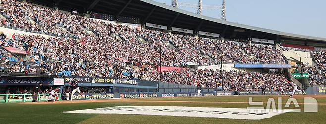 [서울=뉴시스] 김금보 기자 = 22일 서울 송파구 잠실야구장에서 프로야구 2025 KBO리그 개막전 롯데 자이언츠 대 LG 트윈스의 경기가 열리고 있다. 2025.03.22. kgb@newsis.com