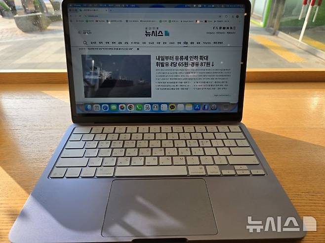 [서울=뉴시스]맥북 네오 인디고 컬러. (사진=윤현성 기자)