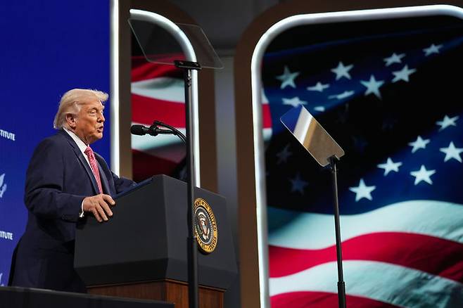 [마이애미=AP/뉴시스]도널드 트럼프 미국 대통령이 27일(현지 시간) 미국 플로리다주 마이애미에서 사우디 국부 펀드가 주최한 퓨처 인베스트먼트 이니셔티브(FII) 행사에서 연설하고 있다. 2026.03.28.