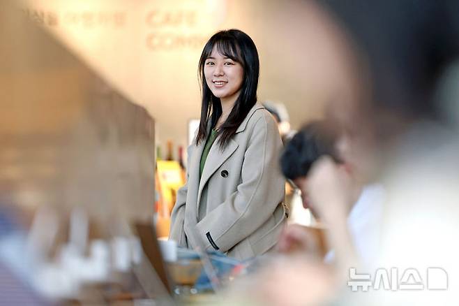 [서울=뉴시스] 박진희 기자 = 백온유 작가가 지난 25일 서울 마포구 한 카페에서 인터뷰 하고 있다. 작가는 최근 소설집 '약속의 세대'를 출간했다. 2026.03.27. pak7130@newsis.com