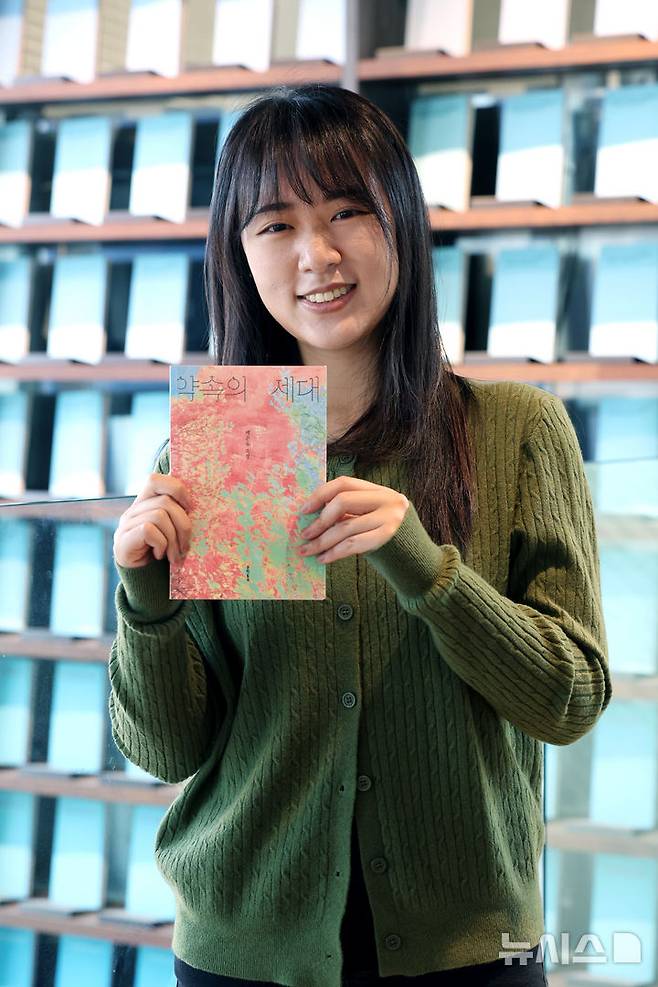 [서울=뉴시스] 박진희 기자 = 백온유 작가가 지난 25일 서울 마포구 한 카페에서 인터뷰 하고 있다. 작가는 최근 소설집 '약속의 세대'를 출간했다. 2026.03.27. pak7130@newsis.com