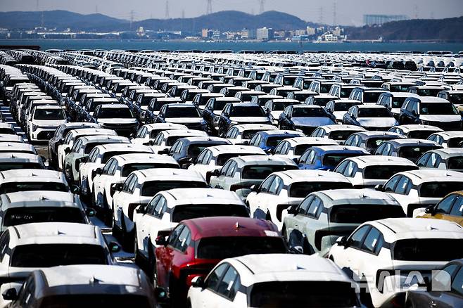 [평택=뉴시스] 정병혁 기자 = 27일 경기 평택시 평택항에 수출용 자동차가 세워져 있다. 2026.01.27. jhope@newsis.com