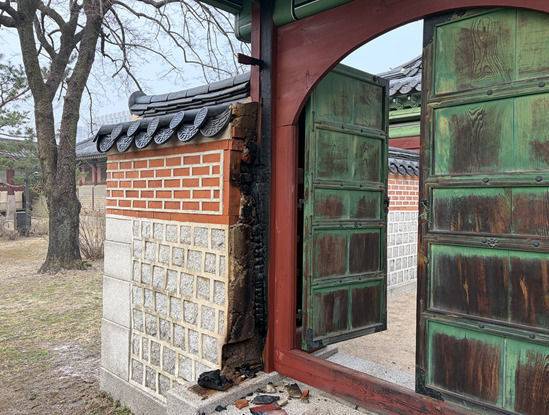 [서울=뉴시스] 28일 오전 5시30분께 경복궁 근정전 인근 자선당 삼비문 쪽문에 화재가 발생해 15분 만에 불을 껐다. 보조기둥 한 개와 신방목(가로 받침목)이 화재로 일부 손상됐다. 소방당국 등 관계기관은 자연발화로 추정하고 있다. (사진=국가유산청 제공) 2026.03.28. photo@newsis.com