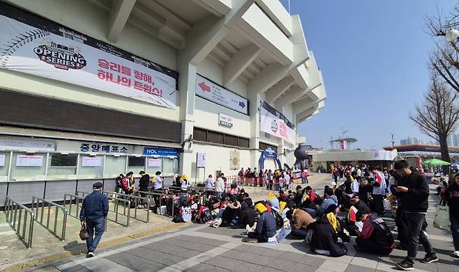 [서울=뉴시스] 문채현 기자 = 2026 신한 쏠 KBO리그 KT 위즈와 LG 트윈스의 개막전이 열리는 잠실구장 앞 중앙매표소에 현장 취소표를 구하기 위한 줄이 길게 늘어서 있다. 2026.03.28. dal@newsis.com *재판매 및 DB 금지