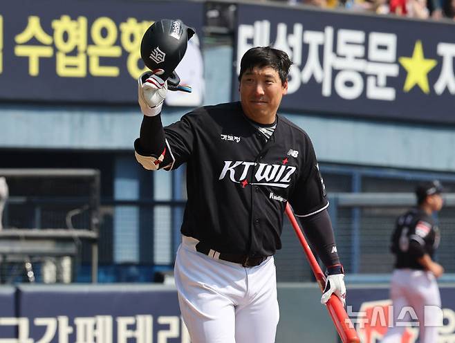 [서울=뉴시스] 배훈식 기자 = 2026 신한 SOL KBO리그가 개막한 28일 오후 서울 송파구 잠실야구장에서 열린 LG 트윈스와 KT 위즈의 경기, 1회초 KT 김현수가 팬들에게 인사하고 있다. 2026.03.28. dahora83@newsis.com