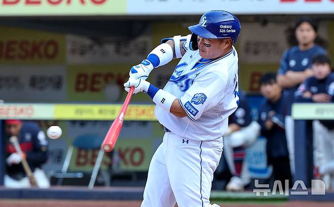[대구=뉴시스] 이무열 기자 = 28일 대구 수성구 삼성라이온즈파크에서 열린 2026 신한 SOL KBO리그 개막전 롯데 자이언츠와 삼성 라이온즈 경기, 8회말 1사 주자 없는 상황에서 삼성 최형우가 안타를 치고 있다. 2026.03.28. lmy@newsis.com