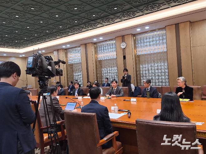 국회 기후특위는 탄소중립기본법 개정 시한이 한 달도 채 남지 않은 지난 2월 3일 사회적 공론화를 진행할 위원회를 출범시켰다. 서울 영등포구 국회 의장접견실에서 열린 국회 기후특위 공론화위원회 출범식에서 위원장을 맡은 이창훈 전 한국환경연구원(KEI) 원장이 발언하는 모습. 최서윤 기자