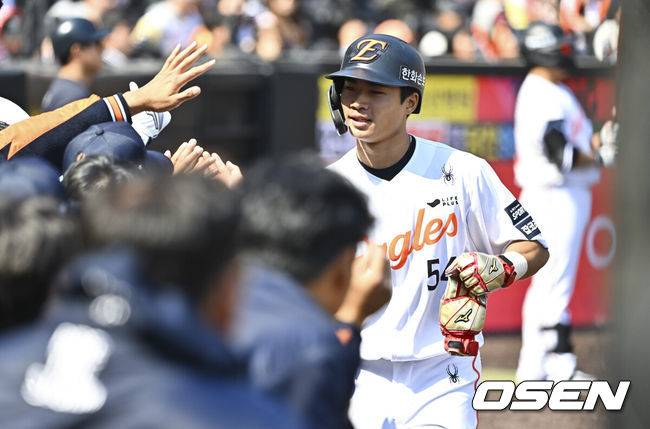 [OSEN=대전, 박준형 기자] 20일 오후 대전 한화생명볼파크에서 2026 신한 SOL KBO 리그 시범경기 한화 이글스와 KIA 타이거즈의 경기를 진행됐다.전날 한화는 4-5로 끌려가다 9회말 허인서의 동점 홈런과 김태연의 끝내기 홈런으로 7-5 역전승을 거두고 2연패를 끊었다.2회말 1사 1,3루 한화 노시환 타석 폭투때 3루 주자 오재원이 홈을 밟은뒤 동료들의 축하를 받고 있다.    2026.03.20 / soul1014@osen.co.kr
