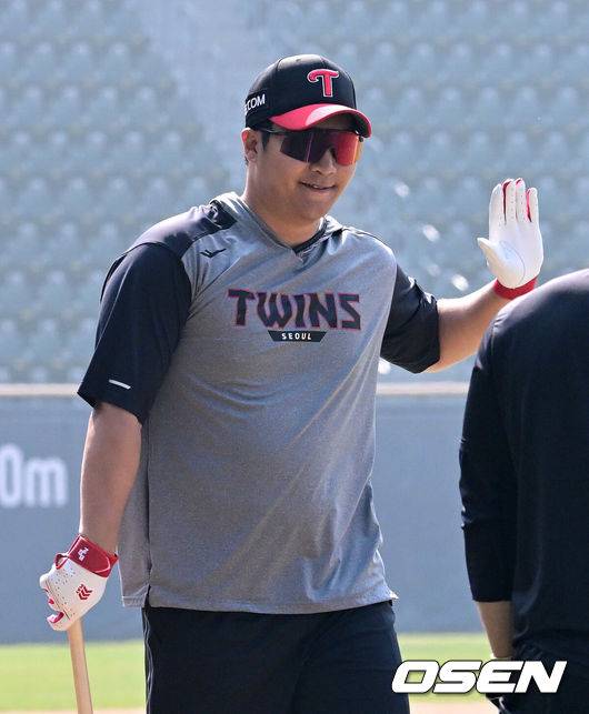 [OSEN=잠실, 지형준 기자] 28일 서울 잠실야구장에서 2026 신한 SOL KBO리그 개막전 LG 트윈스와 KT 위즈의 경기가 열렸다. 이날 LG는 요니 치리노스, KT는 맷 사우어를 선발로 내세웠다.LG 문보경이 훈련을 하고 있다. 2026.03.28&nbsp;/ jpnews@osen.co.kr