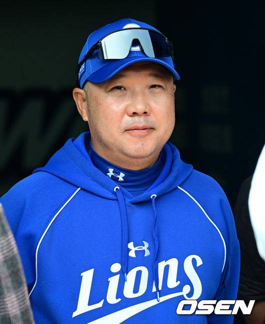 [OSEN=대구, 조은정 기자] 28일 대구삼성라이온즈파크에서 ‘2026 신한 SOL KBO 리그’ 삼성 라이온즈와 롯데 자이언츠의 개막전이 열린다.개막전 선발 투수로 삼성은 후라도를 롯데는 로드리게스를 내세웠다.삼성 박진만 감독이 취재진과 인터뷰를 하고 있다. 2026.03.28 /cej@osen.co.kr